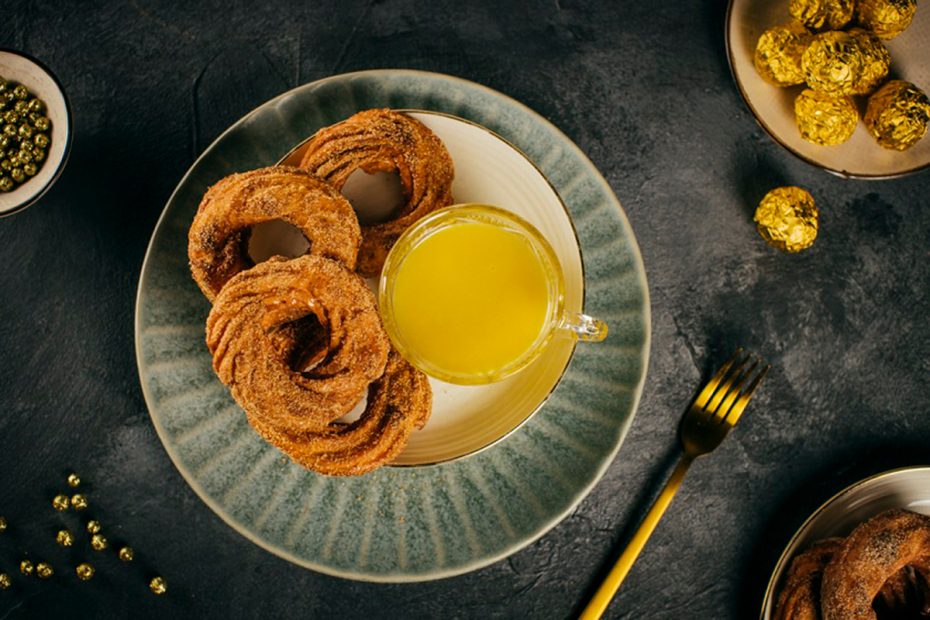 Churros s omáčkou z vaječného likéru